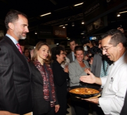 Don Felipe y Doña Letizia durante su recorrido en uno de los expositores españoles 